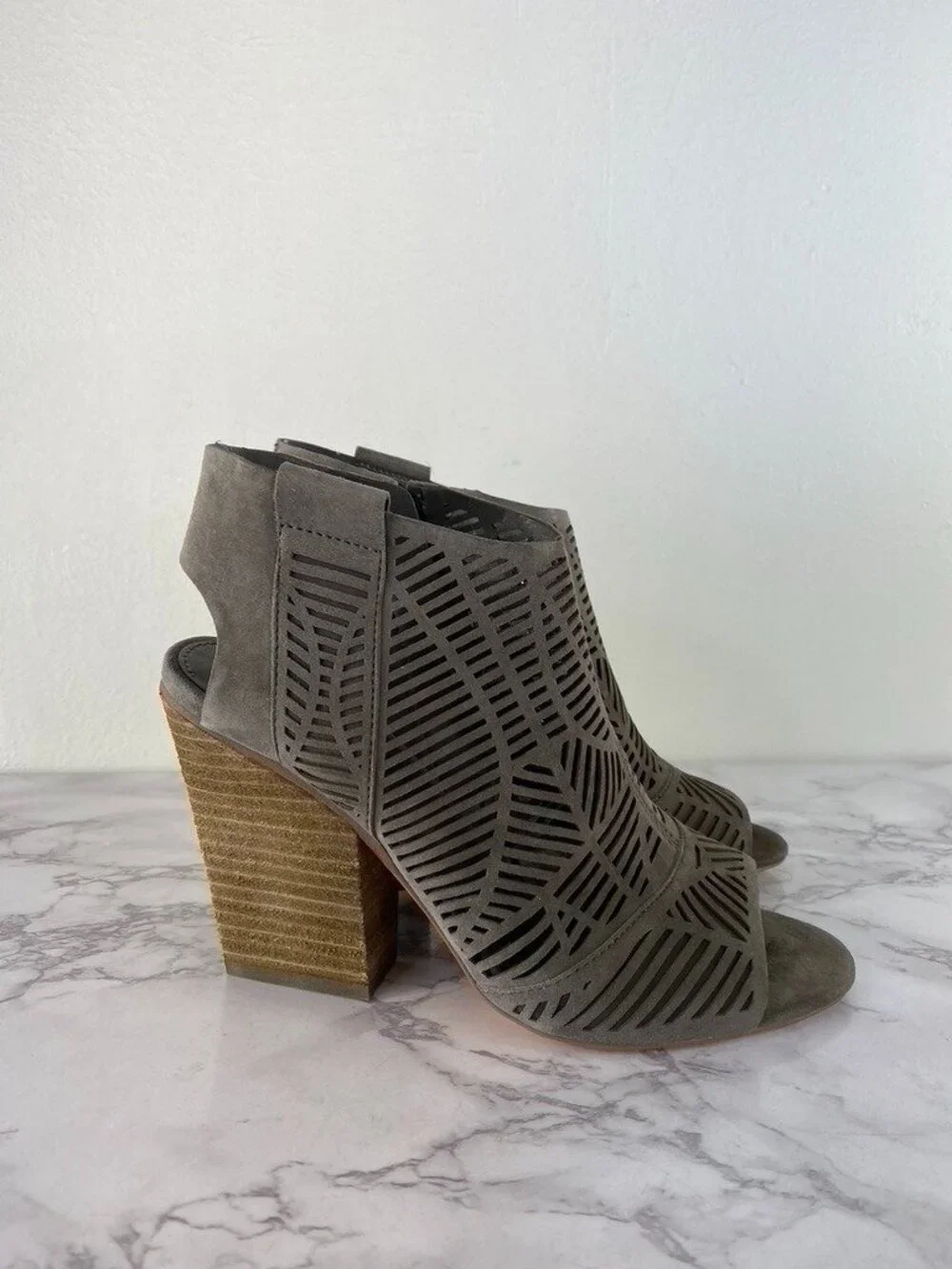 Vince Camuto Kimora Cutout Sandals Shady Grey True Suede SZ 7 M